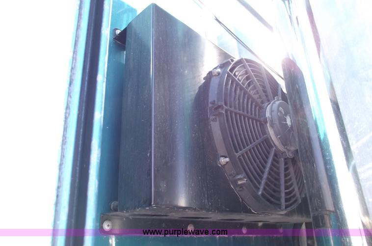 image for item C5736 2000 International Eagle 9400 semi truck