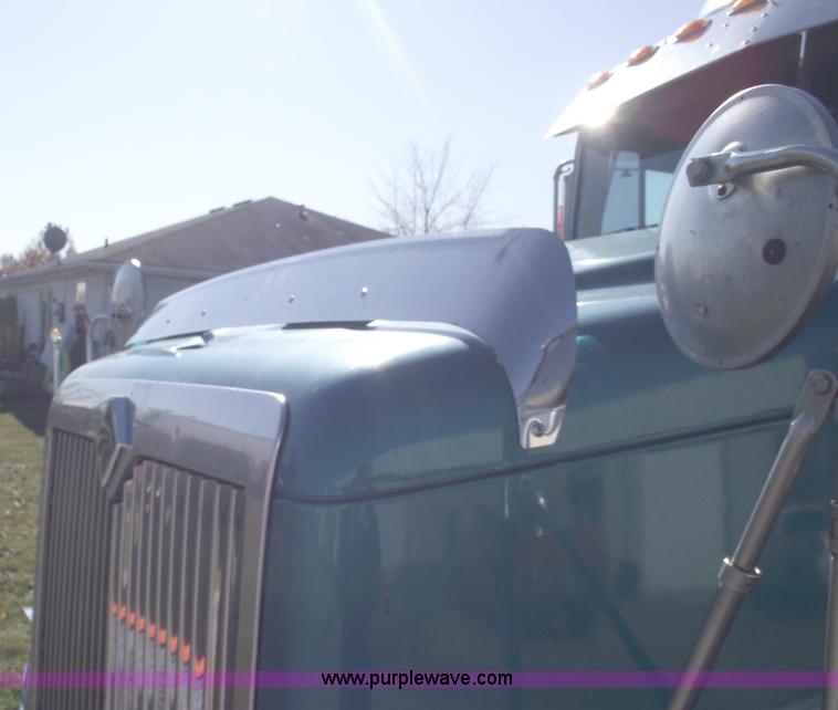 image for item C5736 2000 International Eagle 9400 semi truck