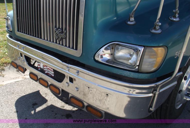image for item C5736 2000 International Eagle 9400 semi truck