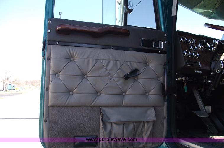 image for item C5736 2000 International Eagle 9400 semi truck