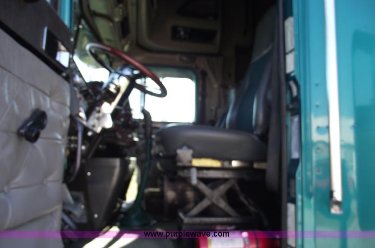 image for item C5736 2000 International Eagle 9400 semi truck