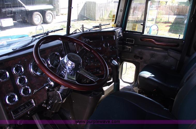 image for item C5736 2000 International Eagle 9400 semi truck