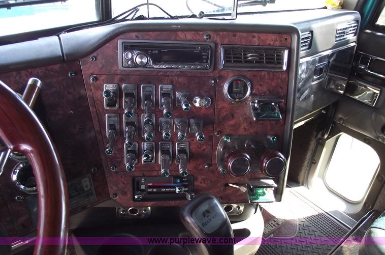 image for item C5736 2000 International Eagle 9400 semi truck