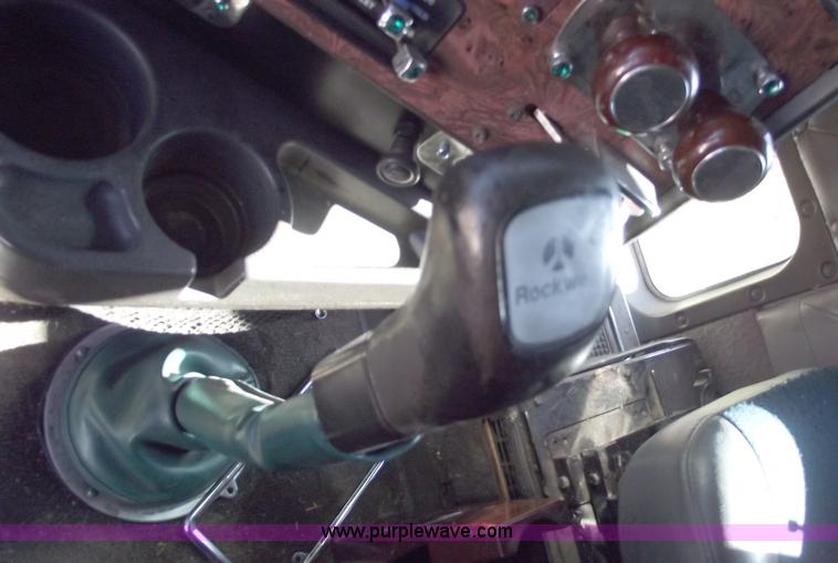 image for item C5736 2000 International Eagle 9400 semi truck