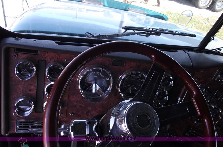 image for item C5736 2000 International Eagle 9400 semi truck