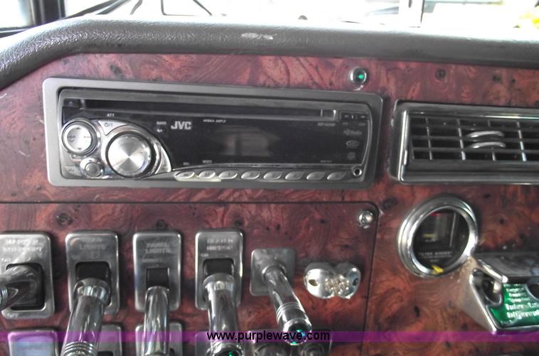 image for item C5736 2000 International Eagle 9400 semi truck