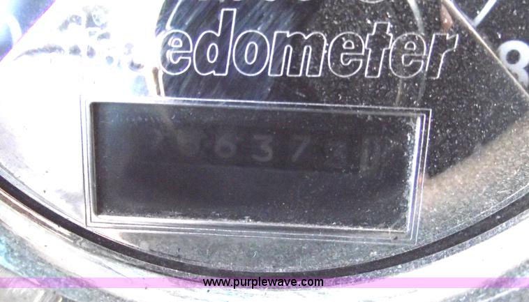 image for item C5736 2000 International Eagle 9400 semi truck