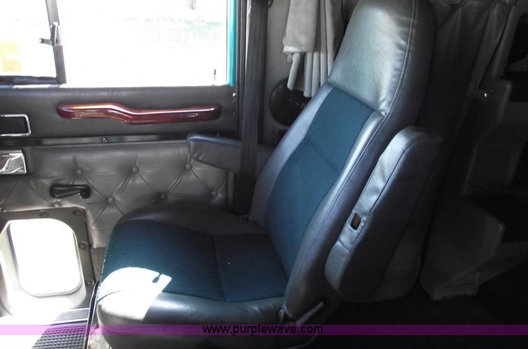 image for item C5736 2000 International Eagle 9400 semi truck