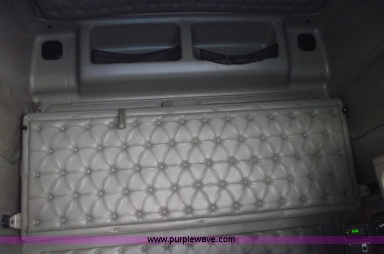 image for item C5736 2000 International Eagle 9400 semi truck