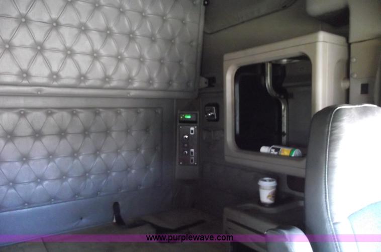 image for item C5736 2000 International Eagle 9400 semi truck