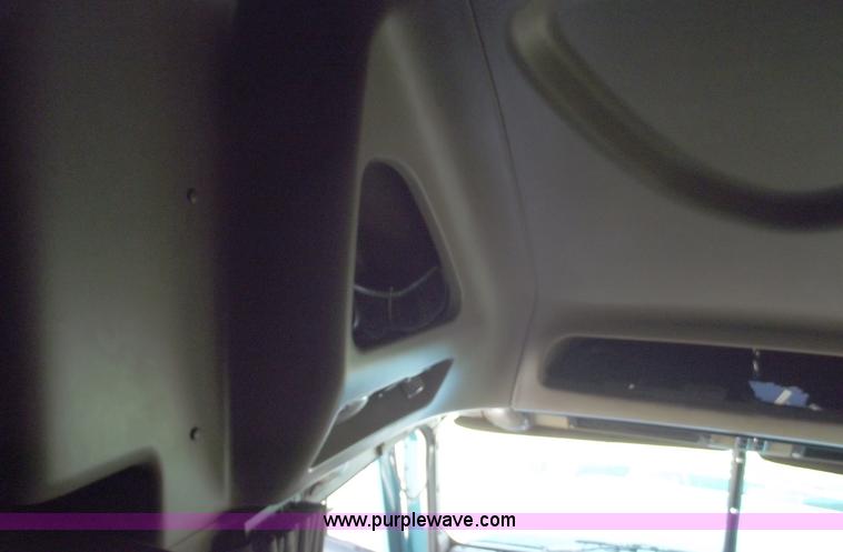 image for item C5736 2000 International Eagle 9400 semi truck