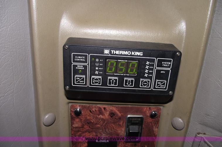 image for item C5736 2000 International Eagle 9400 semi truck