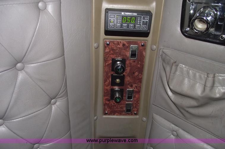 image for item C5736 2000 International Eagle 9400 semi truck