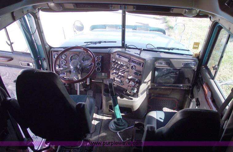 image for item C5736 2000 International Eagle 9400 semi truck