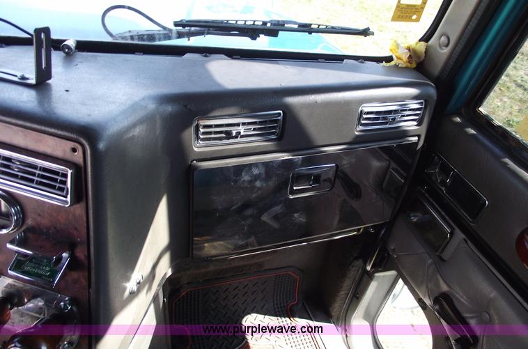 image for item C5736 2000 International Eagle 9400 semi truck