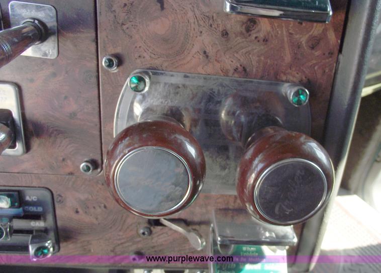 image for item C5736 2000 International Eagle 9400 semi truck