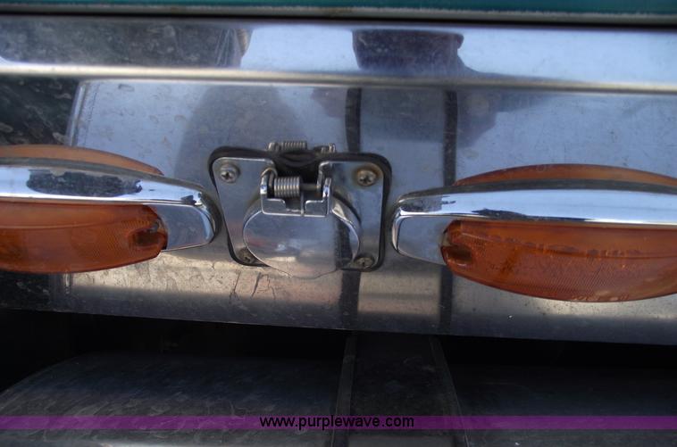 image for item C5736 2000 International Eagle 9400 semi truck