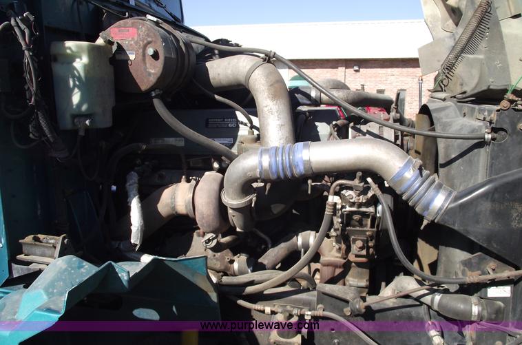 image for item C5736 2000 International Eagle 9400 semi truck