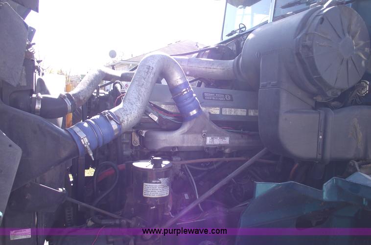 image for item C5736 2000 International Eagle 9400 semi truck