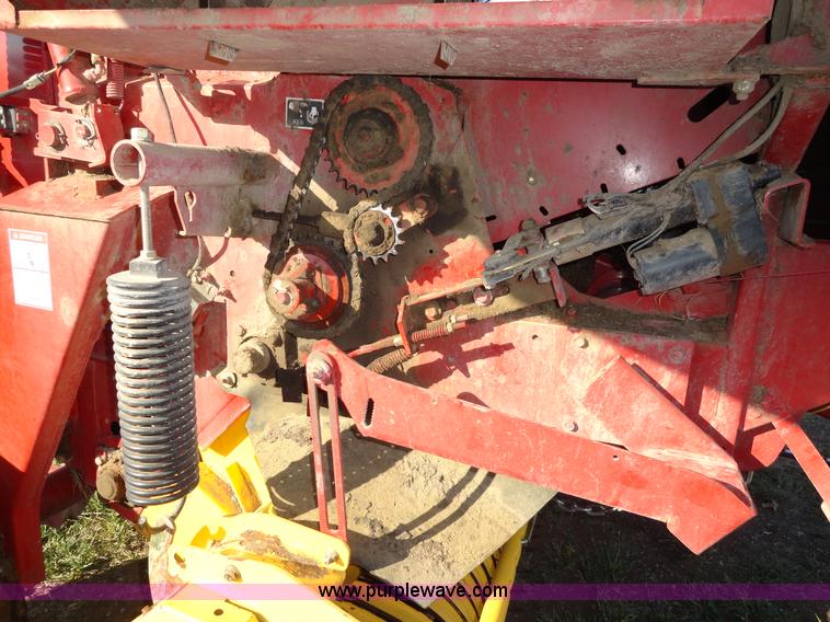 image for item A3176 2006 New Holland BR780A round baler