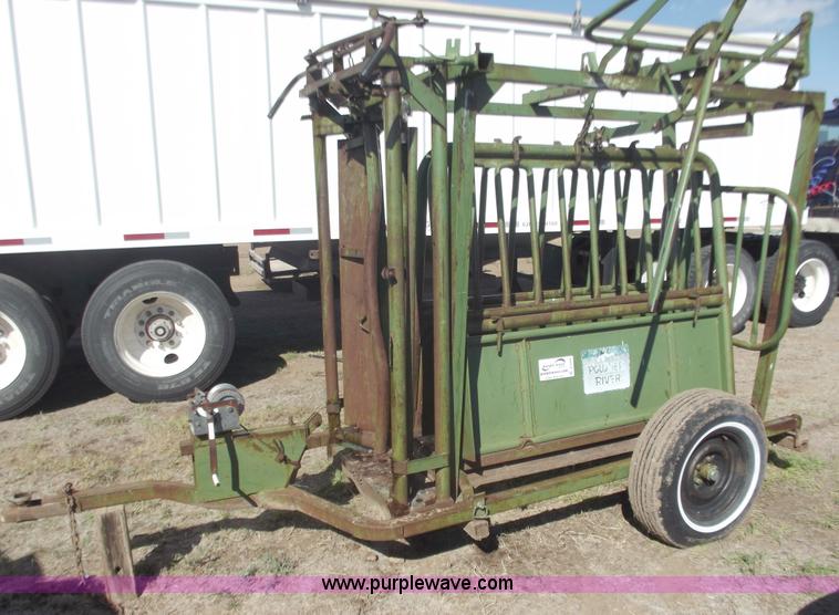 image for item A5376 Powder River portable squeeze chute