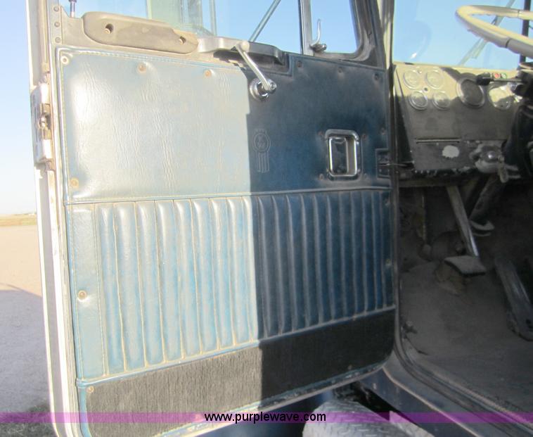 image for item B5529 1981 Kenworth W900 semi truck