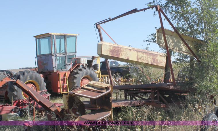 image for item B8521 New Holland 1010 small square bale stack wagon