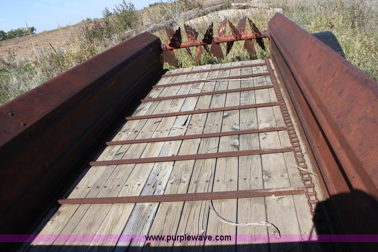 image for item B8584 New Holland 518 manure spreader