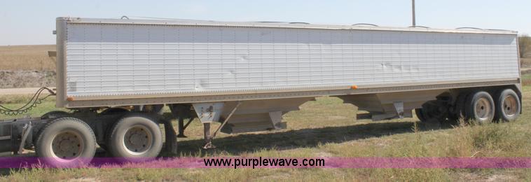 image for item B8629 1988 Wilson tandem axle grain trailer