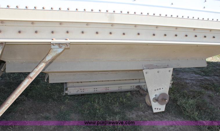image for item B8629 1988 Wilson tandem axle grain trailer