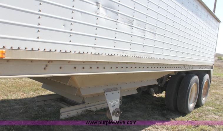 image for item B8629 1988 Wilson tandem axle grain trailer
