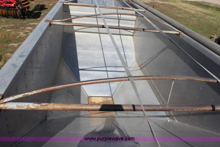 image for item B8629 1988 Wilson tandem axle grain trailer