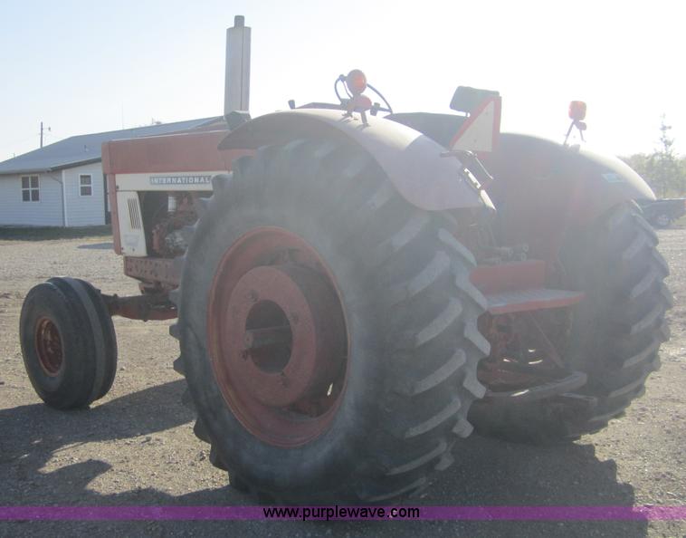 image for item C5117 1972 Farmall 966 tractor