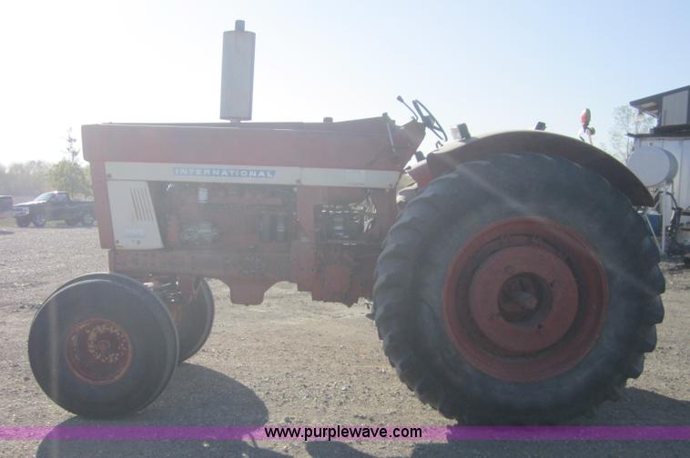 image for item C5117 1972 Farmall 966 tractor