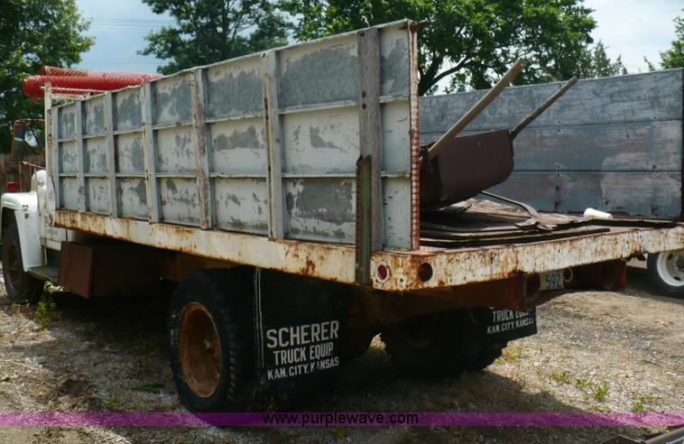 image for item A4840 1974 International Loadstar 1600 dump truck