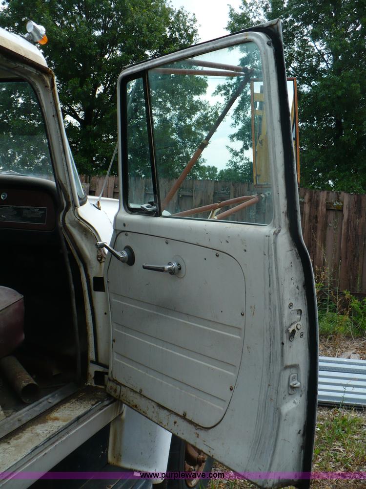 image for item A4840 1974 International Loadstar 1600 dump truck