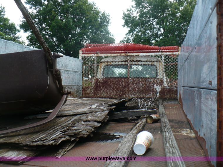 image for item A4840 1974 International Loadstar 1600 dump truck