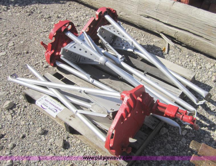 image for item C5132 (3) Pipe vises