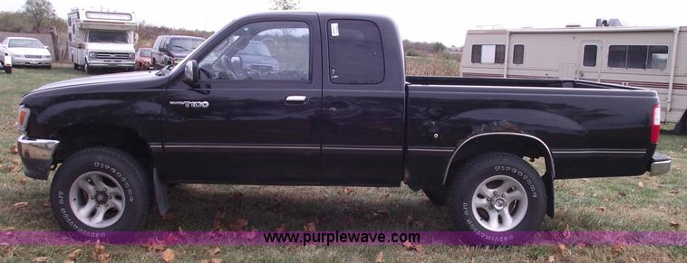 image for item C5675 1997 Toyota T100 SR5 extended cab pickup truck