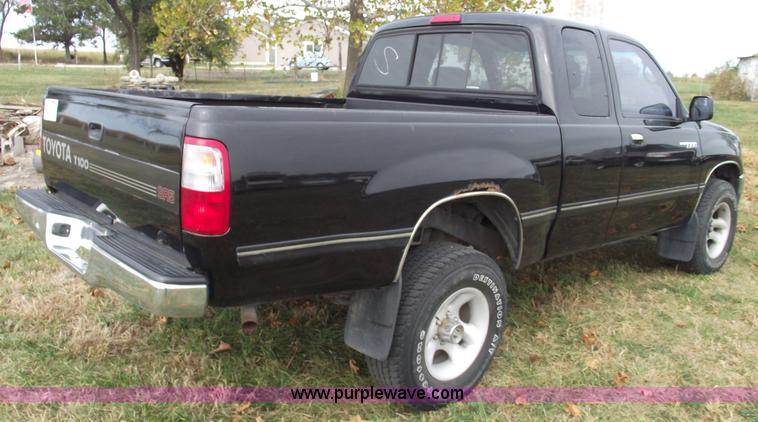 image for item C5675 1997 Toyota T100 SR5 extended cab pickup truck