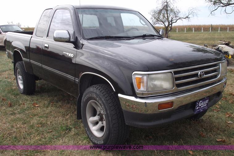 image for item C5675 1997 Toyota T100 SR5 extended cab pickup truck