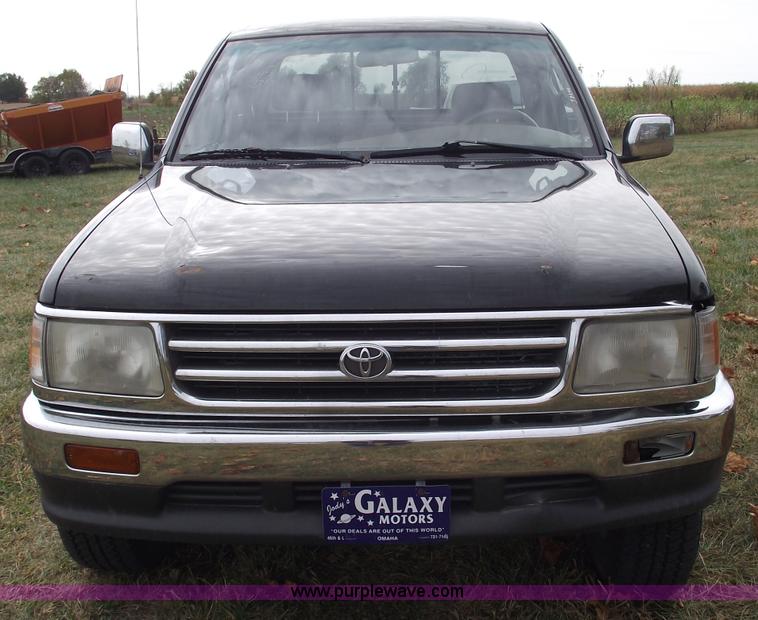 image for item C5675 1997 Toyota T100 SR5 extended cab pickup truck