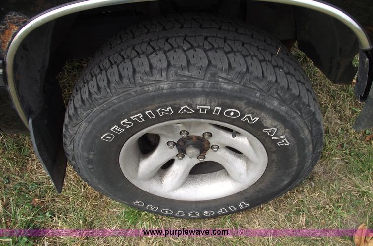 image for item C5675 1997 Toyota T100 SR5 extended cab pickup truck