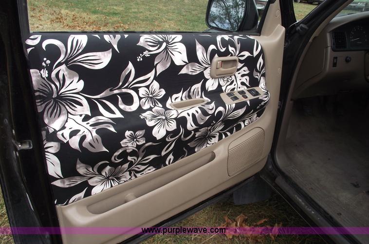 image for item C5675 1997 Toyota T100 SR5 extended cab pickup truck