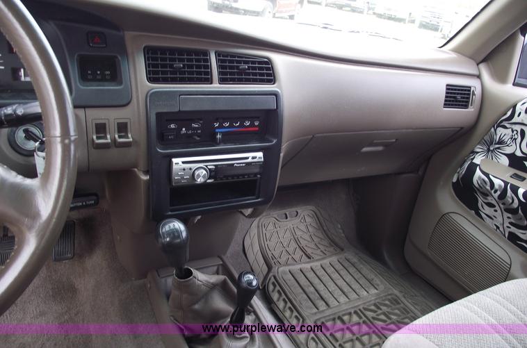 image for item C5675 1997 Toyota T100 SR5 extended cab pickup truck