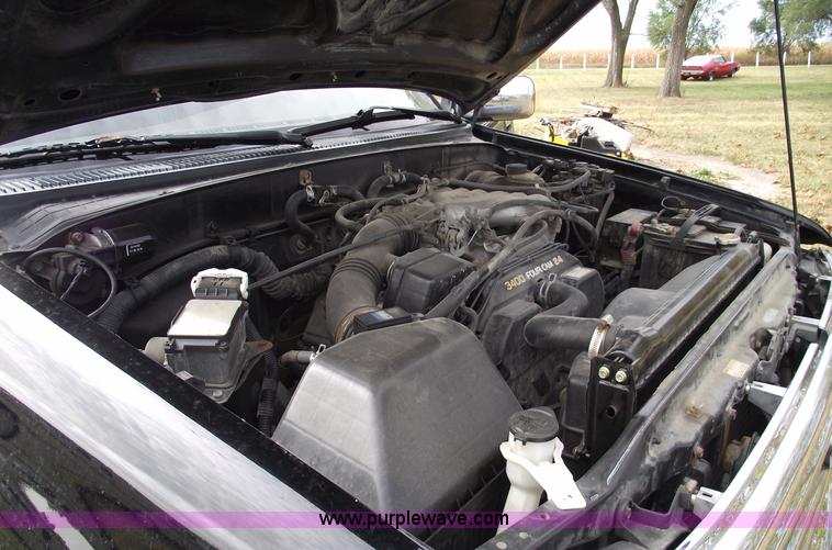 image for item C5675 1997 Toyota T100 SR5 extended cab pickup truck