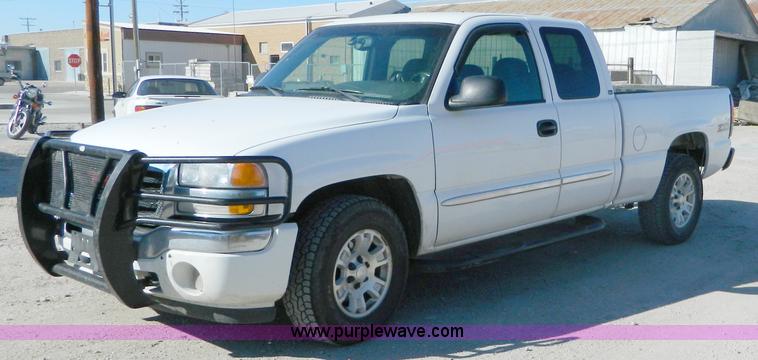 image for item D8595 2005 GMC Sierra 1500 extended cab pickup truck