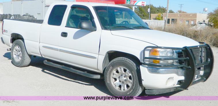 image for item D8595 2005 GMC Sierra 1500 extended cab pickup truck