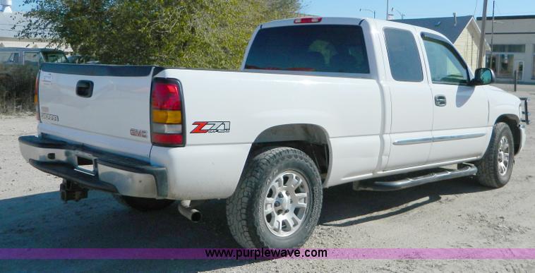 image for item D8595 2005 GMC Sierra 1500 extended cab pickup truck