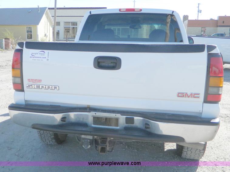 image for item D8595 2005 GMC Sierra 1500 extended cab pickup truck